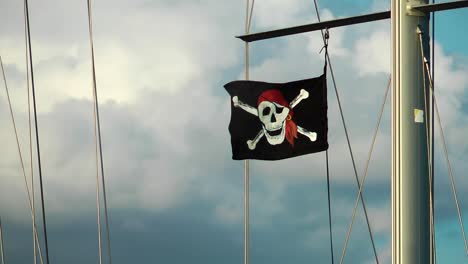Piratenflagge-Weht-Im-Wind-Auf-Einem-Schiff