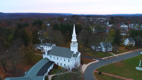 Aéreo-Hermosa-Iglesia-Connecticut-Nueva-Inglaterra-árboles-Medio-Oeste-Pueblo-Dron