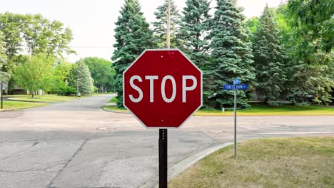 Close-push-in-on-an-American-Traffic-Stop-Sign