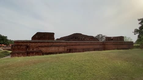 Weitwinkelaufnahme-Der-Ruinen-Der-Historischen-Indischen-Architektur-Der-Alten-Nalanda-Universität