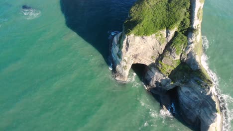 Hermosas-Islas-Rocosas-Naturales-En-La-Playa-De-Wharariki,-Nueva-Zelanda