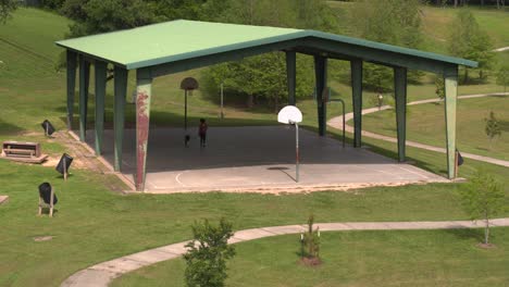 Establishing-shot-of-outdoor-basketball-area-in-Bayou-park-Houston
