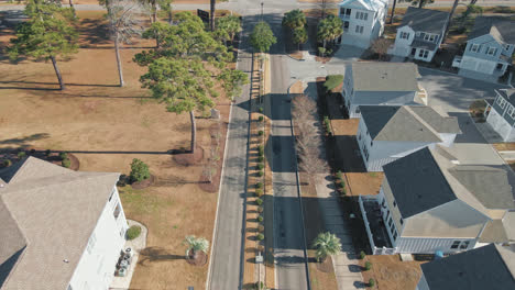 Luftaufnahme-Einer-Straße-Mit-Modernen-Eigentumswohnungen-Aus-Der-Vogelperspektive-In-Myrtle-Beach,-South-Carolina