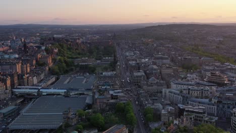 Luftaufnahme-Einer-Drohne-über-Das-Stadtzentrum-Von-Edinburgh-Mit-Dem-Edinburgh-Castle-Dahinter