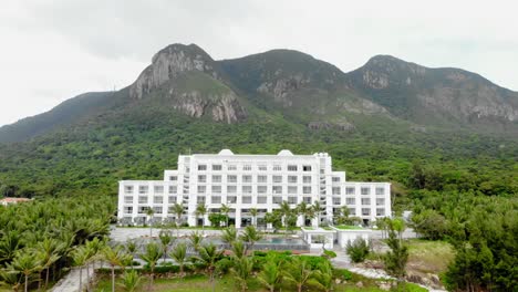 Toma-Aérea-Del-Orson-Hotel-And-Resort-Rodeado-De-Exuberante-Vegetación-En-Con-Dao,-Vietnam