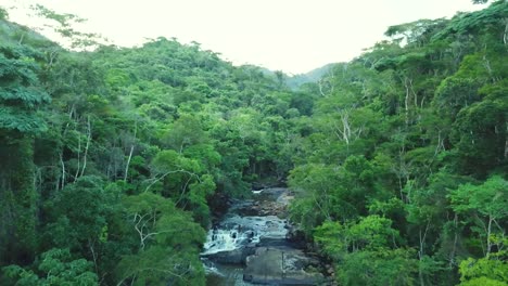 Toma-Aérea-Rápida-Que-Revela-Una-Impresionante-Selva-Tropical-Y-Una-Gran-Cascada-En-Brasil