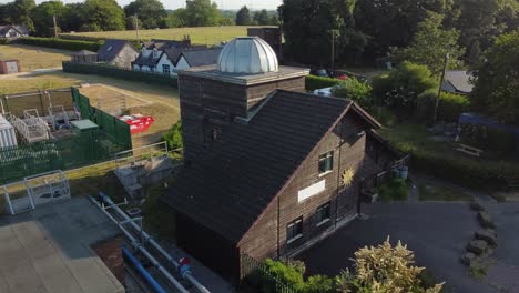 Luftaufnahme-Pex-Hill-Leighton-Observatory-Silver-Dome-Dach-Auf-Ackerland-Auf-Einem-Hügel-Bei-Sonnenaufgang,-Niedrige-Umlaufbahn-Rechts