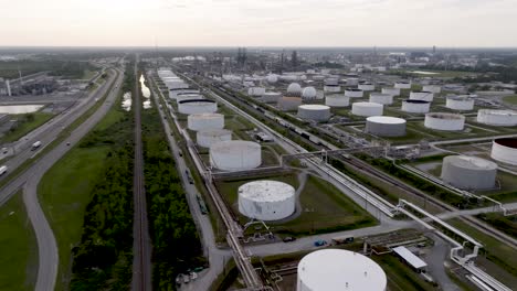 Oil-refinery-in-Lake-Charles,-Louisiana-with-wide-shot-drone-video-panning-left-to-right