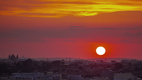 Wunderschöner-Rot-gelber-Sonnenuntergangshimmel,-Orangefarbener-Sonnenball-Geht-Auf-Marsaxlokk,-Malta,-Zeitraffer-Unter