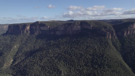 Üppiger-Wald,-Der-Die-Sandsteinfelsen-Des-Evans-Lookout-In-Den-Blue-Mountains,-New-South-Wales,-Australien-Bedeckt