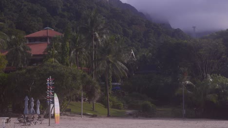 Weitwinkelaufnahme-Eines-Von-Bäumen-Versteckten-Strandgebäudes-Im-Berjaya-Langkawi-Resort