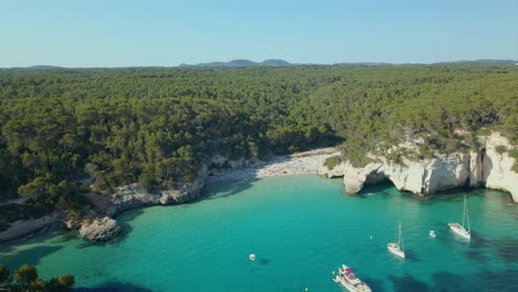 Segelyachten-Finden-Vor-Der-Küste-Menorcas-Einen-Einsamen-Strand-Zum-Ankern