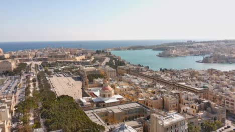 Drohnenschuss-Fliegt-Nach-Oben-über-Einem-Wunderschönen-Blick-Auf-Valletta-Und-Furjana