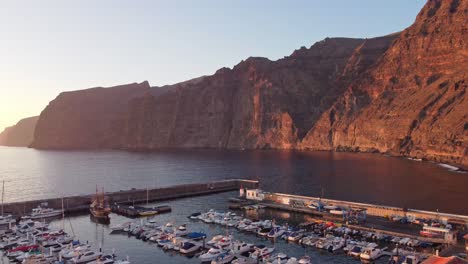 Boats-parked-in-harbour-of-Los-Gigantes