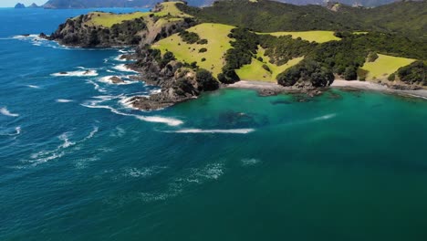 Panorama-De-La-Isla-Urupukapuka-Rodeada-De-Mar-Azul-Durante-El-Verano-En-Northland,-Nueva-Zelanda