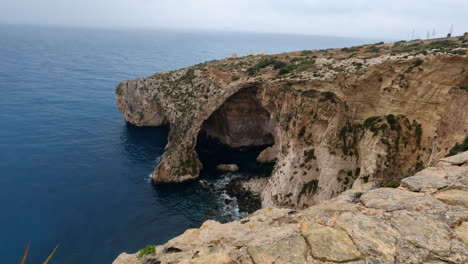 Ein-Atemberaubender-Blick-Auf-Die-Blaue-Wand-Und-Das-Meer-Ist-Eine-Der-Hauptattraktionen-Maltas