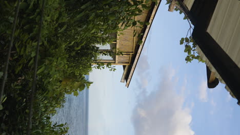 Vertikale-Aufnahme-Mit-Blick-Auf-Die-Küste-Von-Bohol-Vom-Balkon-Einer-Villa-Aus