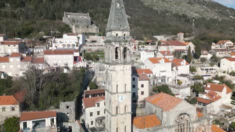 El-Retroceso-Aéreo-Lejos-De-La-Iglesia-De-Perast-Revela-El-Casco-Antiguo-En-Un-Día-Típico-En-Montenegro