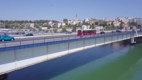 Absteigende-4K-Luftaufnahme-Der-Branko-Brücke-Und-Des-Zusammenflusses-In-Belgrad