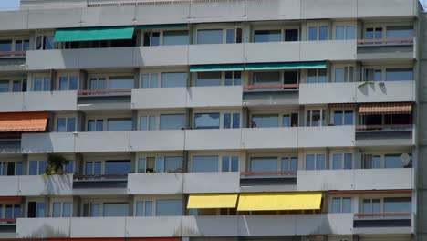 Ein-Gebäude-Mit-Farbigen-Markisen-In-Genf,-Schweiz