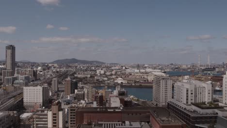 Super-Breites-Japanisches-Stadtbild,-Kokura,-Kitakyushu,-Japan-Mit-Shinkanzen-Hochgeschwindigkeitszug,-Bergen-Und-Fluss