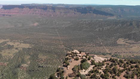 Antena:-Vista-Espectacular-Del-Campamento-Sobre-El-Valle-Del-Castillo,-Las-Tierras-Del-Cañón-De-Moab