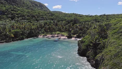 Luftaufnahme-Von-Playa-Madama-Mit-Bucht,-Umgeben-Von-Wunderschönen-Grünen-Hügeln-In-Samana-Las-Galeras,-Dominikanische-Republik-–-Tropischer-Ort-Mit-Palmen-Und-Sandstrand