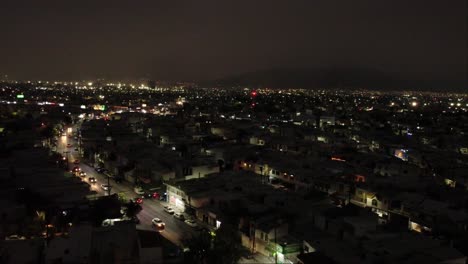 Friedliche-Stadt-Bei-Nacht,-Beleuchtete-Gebäude,-Fahrende-Autos,-Monterrey,-Mexiko