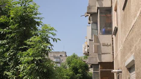 Balcón-En-Edificio-De-Apartamentos-Rumano
