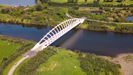 Luftaufnahme-Der-Te-Rewa-Rewa-Brücke-über-Den-Waiwhakaiho-River-Im-Sommer-In-New-Plymouth,-Neuseeland