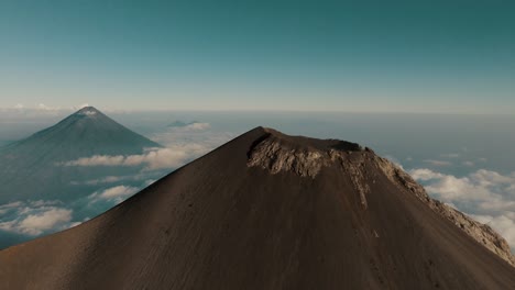 Panorama-Del-Volcán-De-Fuego-Con-El-Volcán-De-Agua-Al-Fondo-En-Guatemala