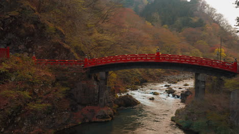 Puente-Shinkyo,-Puente-Icónico-En-Un-Glorioso-Día-De-Primavera,-Con-Vista-Al-Río-Reluciente