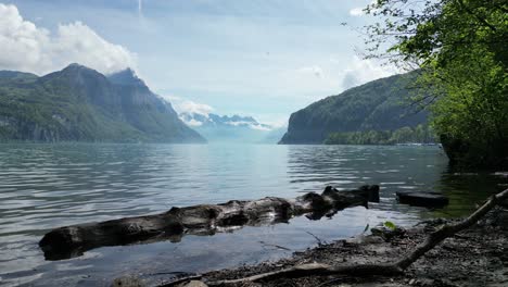 Ruhiges-Ufer-Des-Walensees-Mit-Plätscherndem-Wasser-Und-Schweizer-Natur