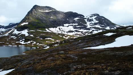 Montañas-Cubiertas-De-Nieve-En-Noruega