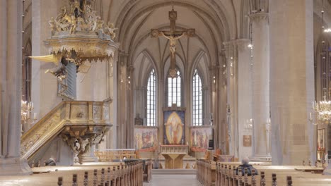 Interior-De-La-Catedral-De-Linkoping-Con-El-Púlpito-Y-El-Altar-En-Suecia