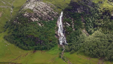 Steall-Wasserfall-Drohnenaufnahme-An-Einem-Wolkigen,-Launischen-Tag