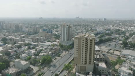 Vista-Aérea-De-La-Carretera-Shahra-e-qaideen-En-El-Mercado-De-Karachi-En-Un-Día-Soleado-Y-Apartamentos-Residenciales-De-Gran-Altura