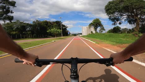 Radfahrer-Fährt-Auf-Einem-Radweg-Mit-Horizontalen-Schildern-Für-Fahrräder-Und-Jogger,-POV-Aufnahme