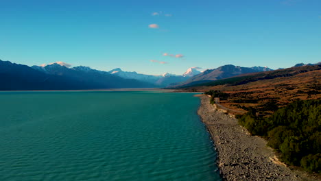 Vista-Pintoresca-Del-Lago-Pukaki-En-La-Isla-Sur,-Nueva-Zelanda,-Con-Tranquilas-Aguas-Azules-Junto-Al-Lago