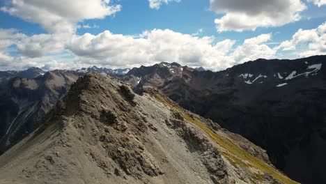 Escénico-Aéreo-Del-Paisaje-Alpino-En-Nueva-Zelanda,-Pico-De-Avalanchas-En-El-Parque-Nacional-Arthurs-Pass