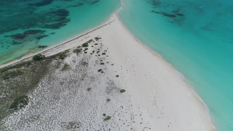 zenith-tilit-up-reveal-cayo-de-agua-tropical-island-with-turquoise-water,-aerial-landscape
