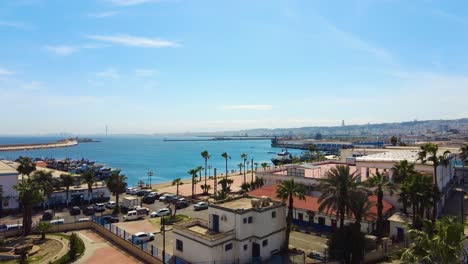 Blick-Auf-Den-Hafen-Von-Algier-Mit-Dem-Denkmal-Der-Märtyrer-Im-Hintergrund