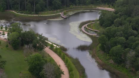 Aerial-of-large-pond-in-Houston-Memorial-Park