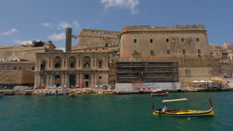 Über-Dem-Wasser-Vorbei-An-Der-Ummauerten-Stadt-Valletta-Auf-Der-Insel-Malta