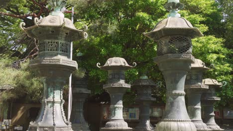 Linternas-De-Piedra-En-El-Santuario-Ueno-Toshogu-En-Un-Día-Soleado