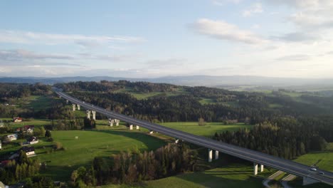 Luftaufnahme-Der-Autobahn-In-Atemberaubender-Berglandschaft-Bei-Sonnenuntergang