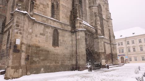 Die-Schwarze-Kirche-Während-Des-Schneesturms-In-Brasov,-Südöstliches-Siebenbürgen,-Rumänien