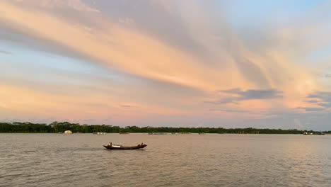 Fischer-Auf-Einem-Holzboot-Im-Padma-Fluss-Bei-Sonnenuntergang