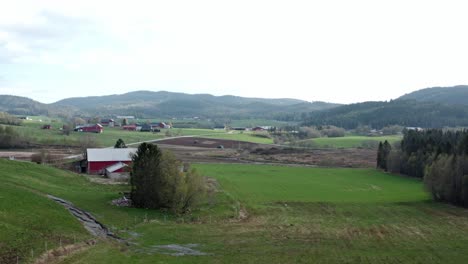Volando-Sobre-El-Paisaje-Agrícola-En-La-Ciudad-Rural-Indre-Fosen-En-Noruega