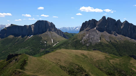 Verkleinern-Sie-Die-Landschaftsansicht-Der-Täler-Und-Wälder-Der-Felsigen-Berge-Des-Kaukasus-An-Einem-Sonnigen-Tag
